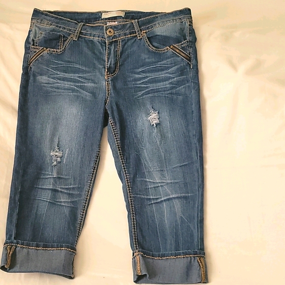 No Boundaries jeans capris